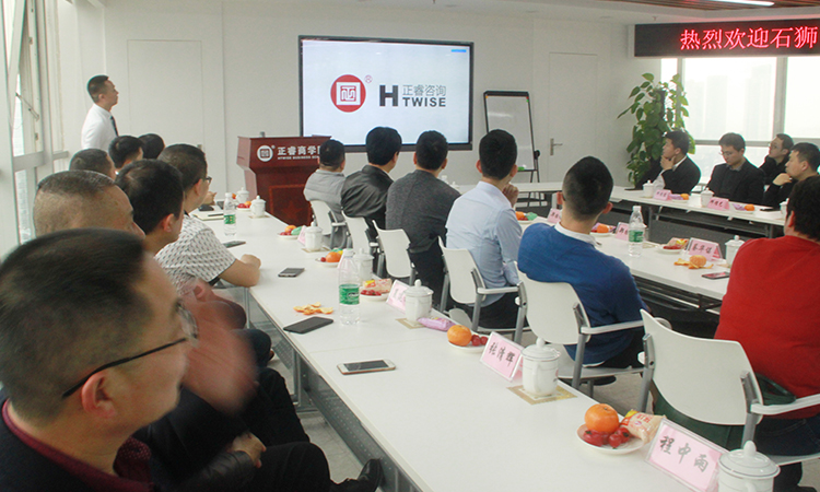 石獅市服裝產(chǎn)業(yè)聯(lián)盟、石獅市染整同業(yè)公會來我司參訪交流并赴標桿項目德永佳參觀學習