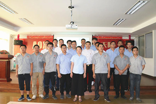 會(huì)議參與人員進(jìn)行合影留念 會(huì)議參與人員進(jìn)行合影留念