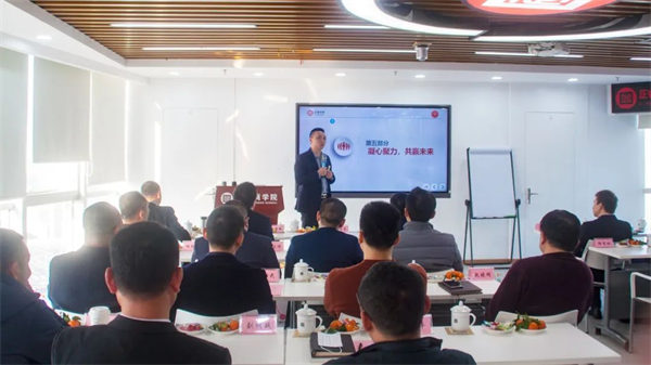 廣東正睿企業(yè)管理研究院副院長龐金森老師致辭 廣東正睿企業(yè)管理研究院副院長龐金森老師致辭