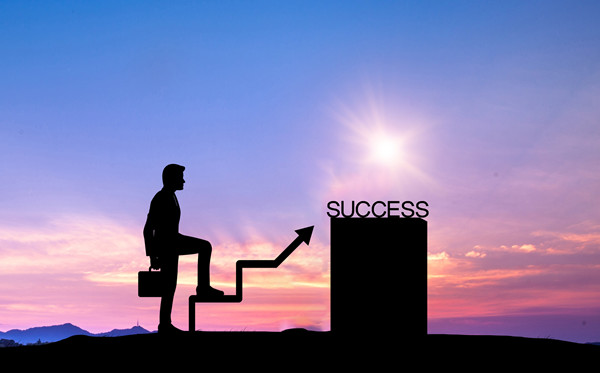 全面評估戰(zhàn)略風(fēng)險(xiǎn)，及時(shí)調(diào)整戰(zhàn)略方向