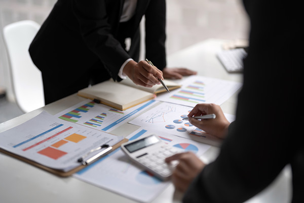 預(yù)算管理過程中如何有效應(yīng)對(duì)市場(chǎng)波動(dòng)與不確定性？